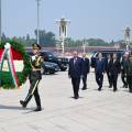 Маросими гулгузорӣ дар назди Маҷмааи муҷассамаи “Қаҳрамонҳои миллӣ”-и Ҷумҳурии Мардумии Чин