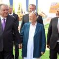 Пешвои миллат Эмомалӣ Раҳмон дар шаҳри Турсунзода дар хоҷагии деҳқонии «Боғи Сомон» бо рафти ҷамъоварии ҳосили ангур шинос шуданд