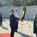 Президенти Ҷумҳурии Тоҷикистон Эмомалӣ Раҳмон дар шаҳри Сеул дар назди маҷмааи ёдгории Оромгоҳи миллии Корея гулчанбар гузоштанд